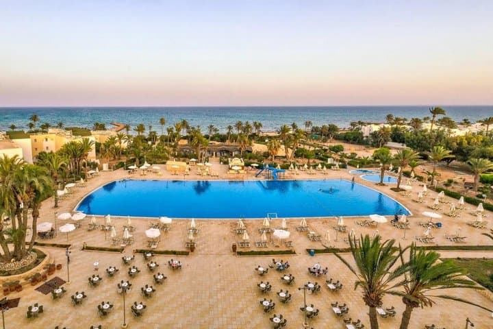 Słońce Djerby na 7 dni: Relaks w 4★ Djerba Castille z Poznania 🇹🇳☀️