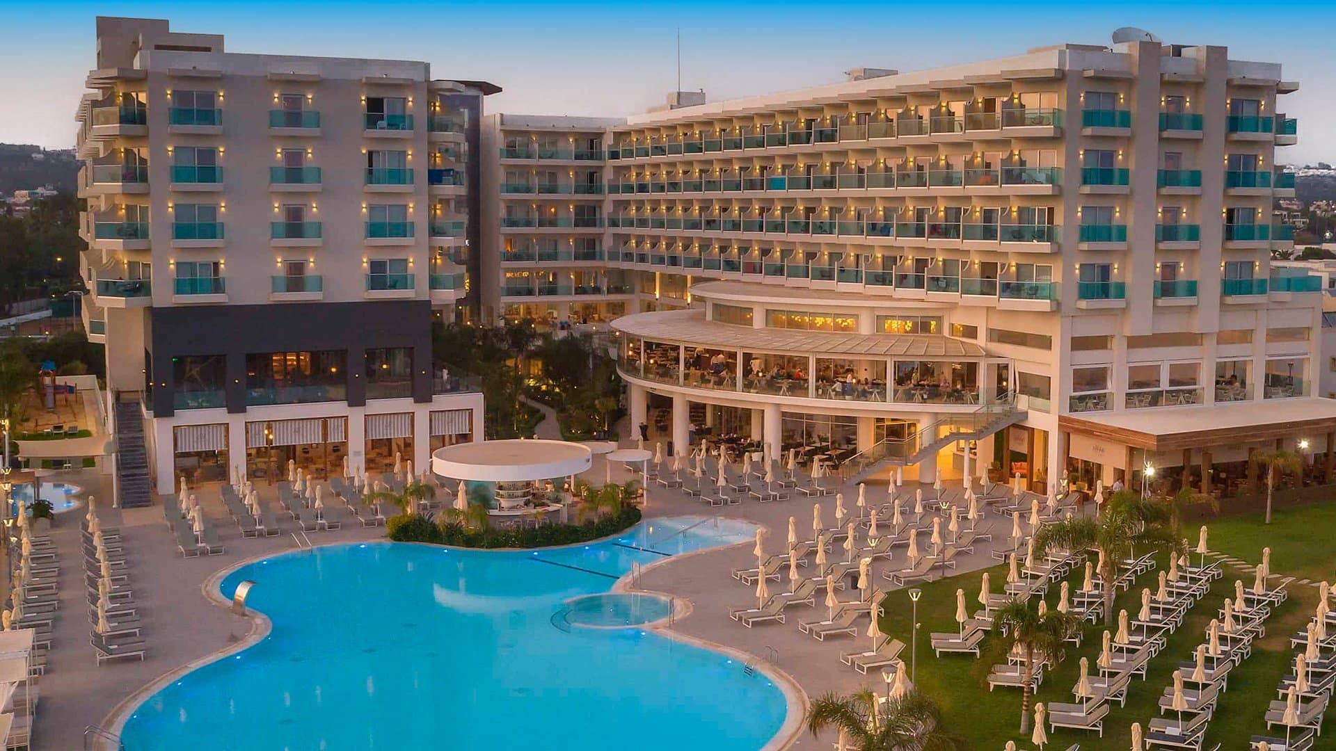 4-dniowy luksus na Cyprze: NissiBlu Beach Resort z Krakowa 🇨🇾☀️