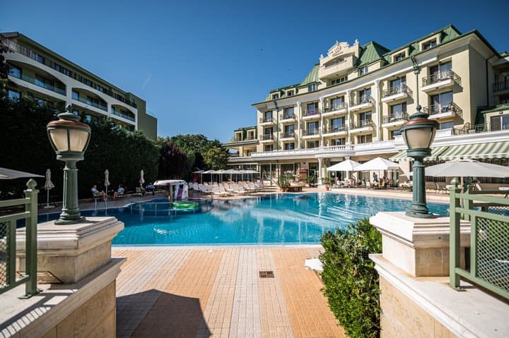 Romance Hotel And Family Suites