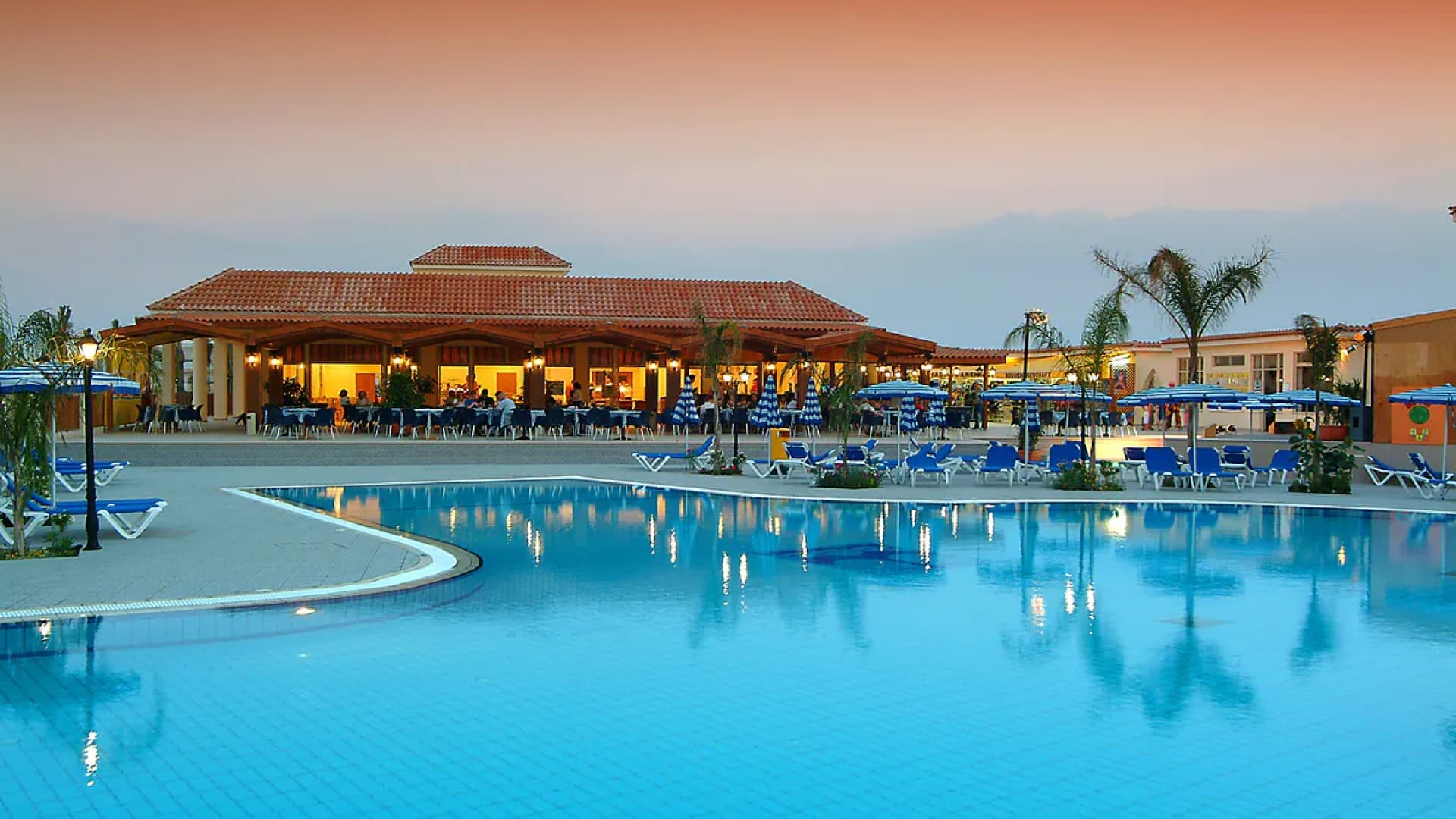 Last Minute: Tygodniowe Wakacje na Cyprze! 🇨🇾 Hotel 4⭐, Loty i Wyżywienie 🍲
