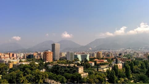 ✈️ Tanie Loty do Malowniczej Tirany z Krakowa! 🌄 Już od 125 zł/os!