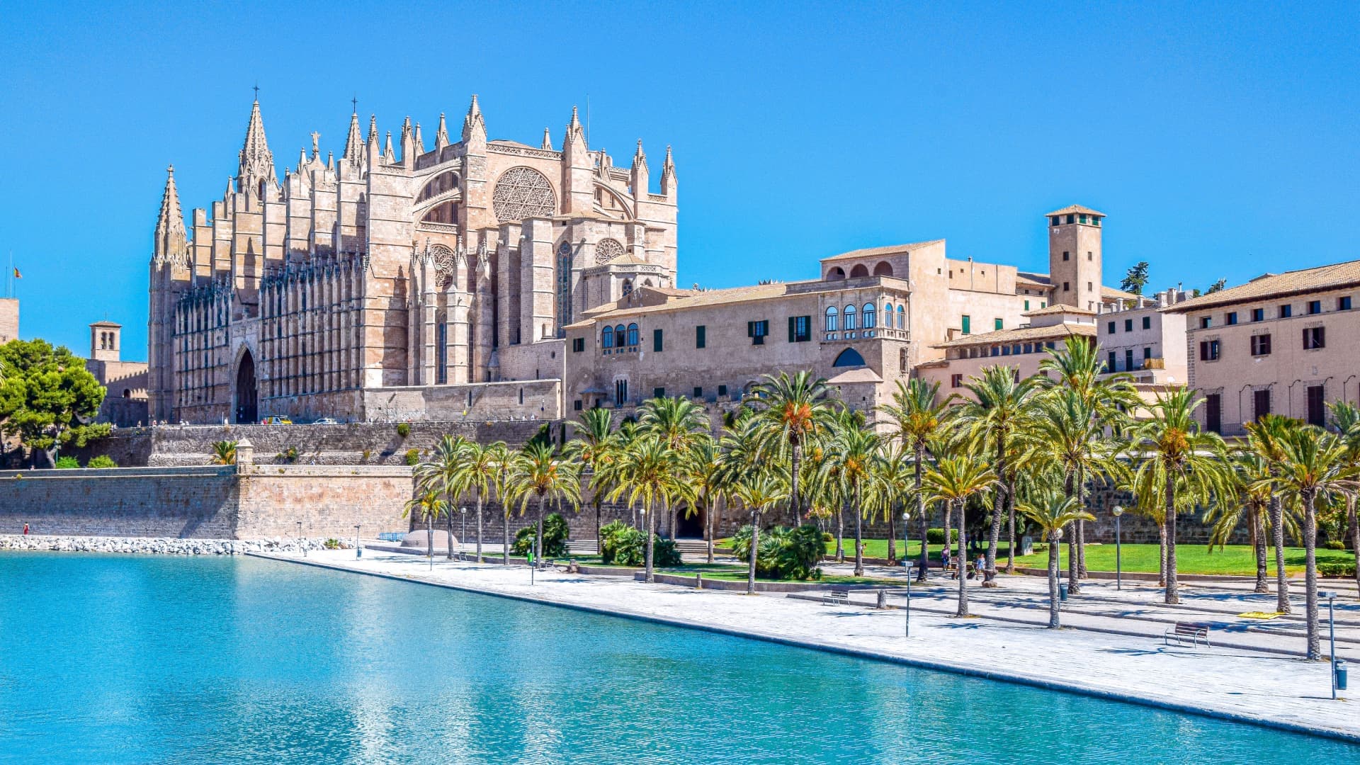 ✈️ Tanie Loty z Warszawy na Majorkę 🇪🇸 + 🏨 5 Nocy w New Art Hostel - Albergue Juvenil! 🌴🌞