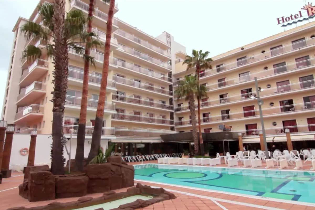 Tygodniowe Wakacje na Costa Brava! 🇪🇸 Loty oraz Hotel 3⭐ z Wyżywieniem HB! 🔥