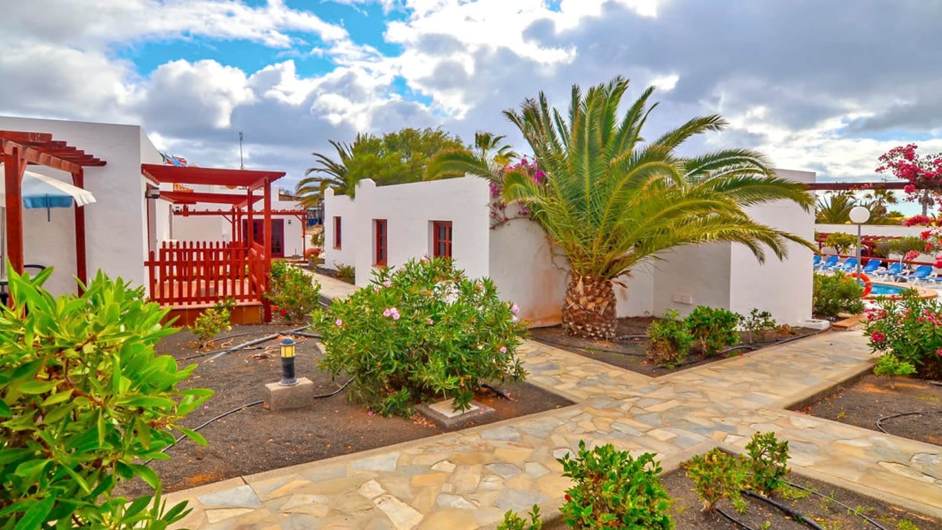 Last Minute: 8 Dni na Fuerteventura! 🇪🇸 Bungalow w Hotelu 2⭐, Loty i Wyżywienie! 🍲