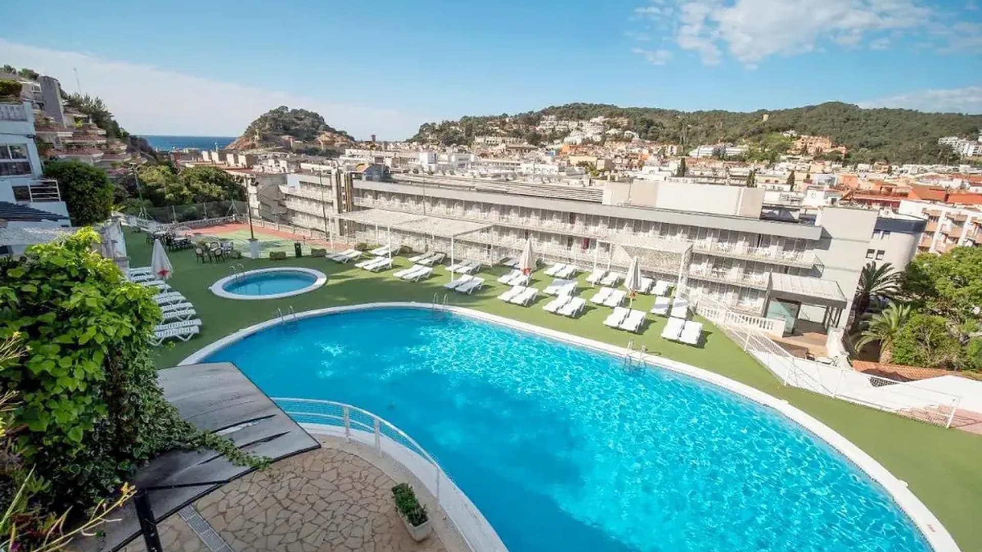 Wakacje Last Minute w Hiszpanii! 🇪🇸 Loty ✈️, Hotel 4⭐ i Wyżywienie