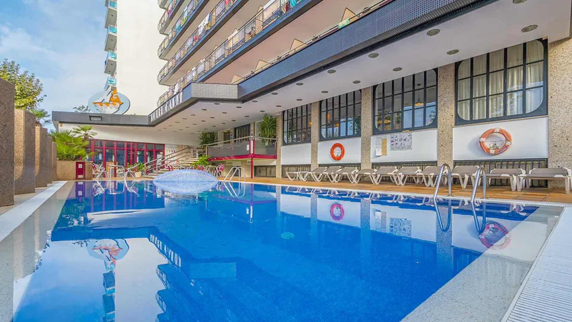 Wakacje na Costa Brava! 🇪🇸 Hotel 3⭐, Wyżywienie, Loty w Dwie Strony 🛩️