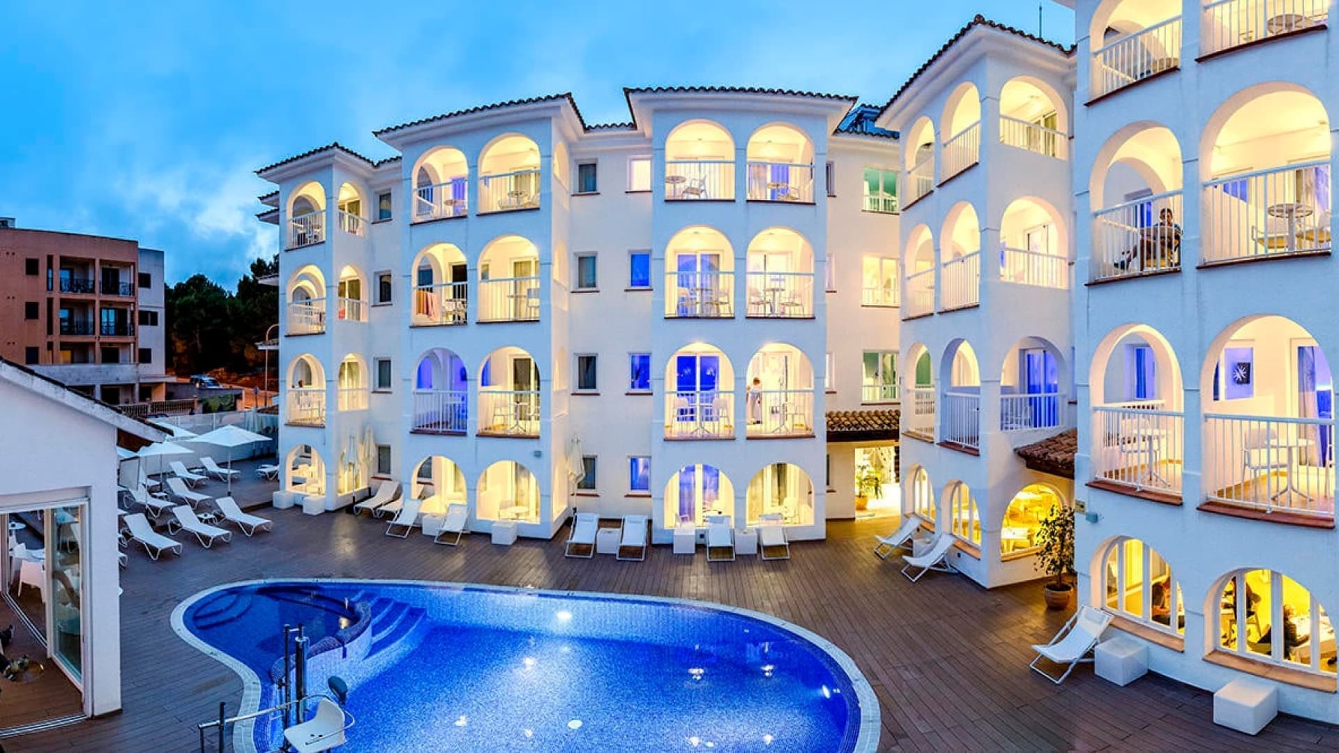 Last Minute: 8 Dni na Majorce! 🇪🇸 Hotel 4⭐, Loty w Dwie Strony 🛫🛬 i Wyżywienie 🍴