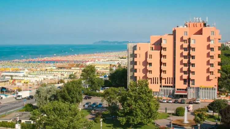 Włoski Wypoczynek w Rimini: 7 Dni w Hotelu Bellevue 🇮🇹🏖️
