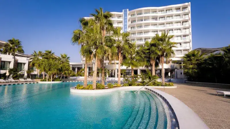 7 Dni Relaksu na Cyprze: Radisson Beach Resort w Larnace 🇨🇾☀️